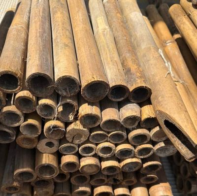 un tas de tiges de bambou empilées les unes sur les autres
