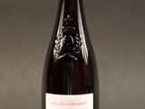 une bouteille de vin posée sur une table