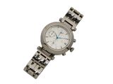 une image d'un gros plan d'une montre-bracelet sur un fond blanc