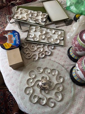 une table sur laquelle se trouvent de nombreux objets