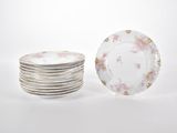 une pile d'assiettes ornées de fleurs roses