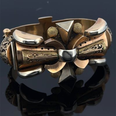 Gros plan sur un bracelet en or orné d'une croix