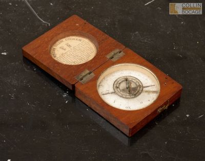 une petite boîte en bois avec une horloge à l'intérieur
