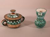 deux vases placés l'un à côté de l'autre sur une table