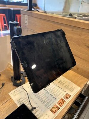 une tablette posée sur une table dans un restaurant