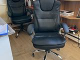 une chaise de bureau noire et un bureau dans une pièce