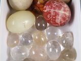 une boîte blanche remplie de billes de différentes couleurs