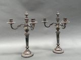 paire de candélabres plaqués argent avec des bougeoirs sur pied
