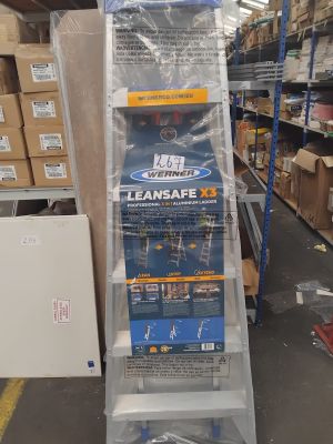 un présentoir de produits d'entretien dans un magasin