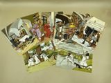 beaucoup de cartes postales posées sur une table
