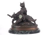 statue en bronze représentant un chien et un chat, posée sur un socle en marbre