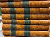 plusieurs vieux livres empilés sur une table