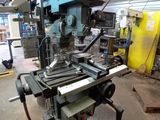 une machine posée sur une table dans un entrepôt