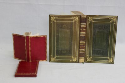 trois livres posés l'un à côté de l'autre sur une table