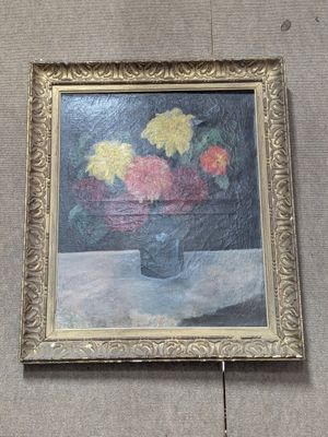 un tableau de fleurs dans un vase sur le mur
