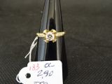 une bague en or sertie d'un diamant au sommet d'un cône noir