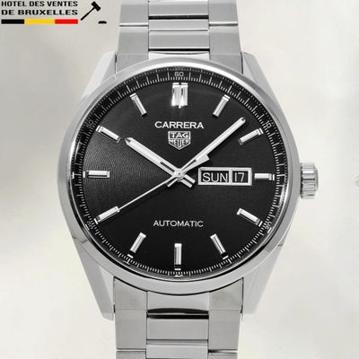 la montre est dotée d'un cadran noir