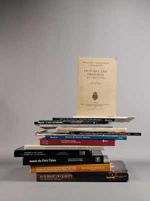 plusieurs livres sont empilés sur une table