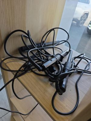 un tas de fils posés sur une étagère en bois
