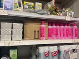 de nombreuses bouteilles de produits d'entretien sur les rayons du magasin