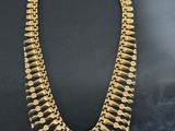 un collier en or exposé dans une vitrine