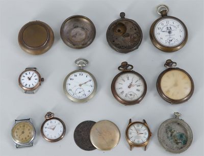 de nombreux modèles différents de montres de poche exposés sur la table