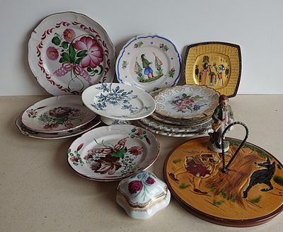 un grand nombre d'assiettes posées sur une table