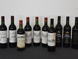 plusieurs bouteilles de vin sont alignées sur une table