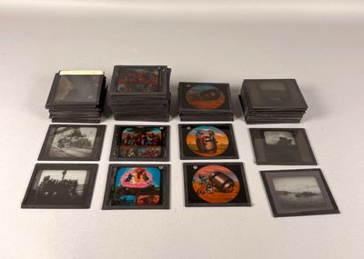 toutes ces photos qui sont posées sur la table