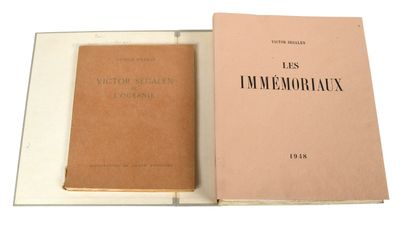 un livre ouvert, à la couverture marron, posé sur une table blanche