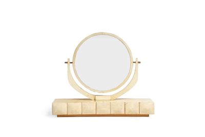 le miroir est posé sur un socle en bois sur lequel est fixé un miroir