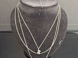 gros plan d'un mannequin portant un collier