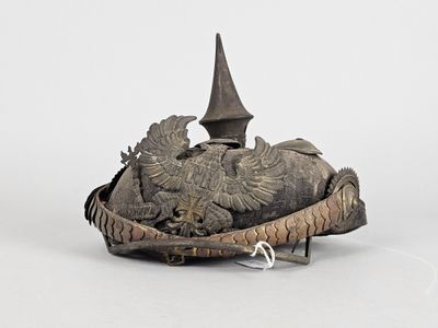 une image représentant un chapeau sur lequel est posé un oiseau