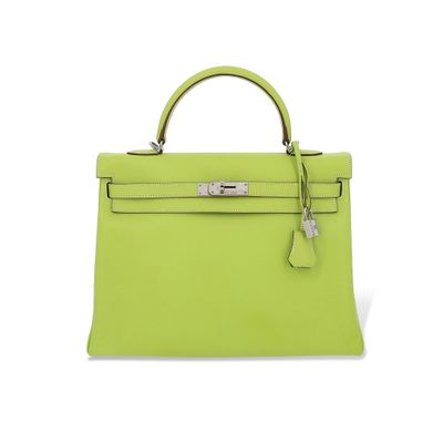 un sac à main en cuir vert citron avec des finitions argentées