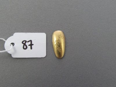 une étiquette sur laquelle figure un clou doré, à côté d'un clou doré