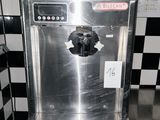une machine posée sur le comptoir d'une cuisine