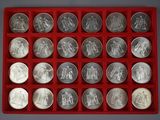 une image représentant un plateau rouge contenant de nombreuses pièces de monnaie