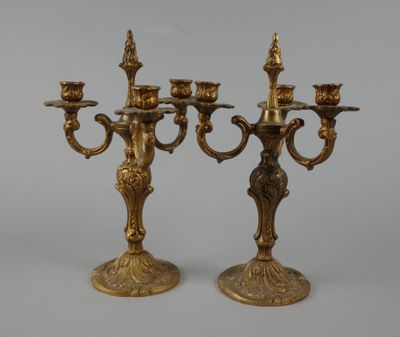 paire de candélabres anciens en laiton avec bougeoirs
