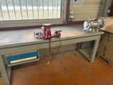 une image d'un établi dans un garage
