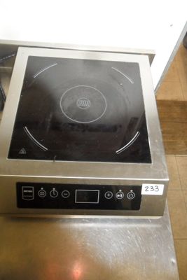 une plaque de cuisson argentée surmontée d'un brûleur noir