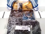 deux paires de gants de boxe, une paire de gants, un pantalon et une paire de chaussettes