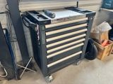 un chariot à outils contenant des outils, dans un garage