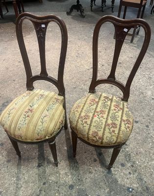 deux chaises assises l'une à côté de l'autre sur le sol