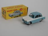 une petite voiture bleue et blanche à côté d'une boîte jaune
