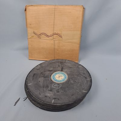 un vieux disque posé sur une table à côté d'un carton