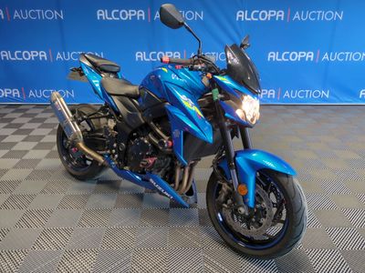 une photo d'une moto bleue garée dans un showroom