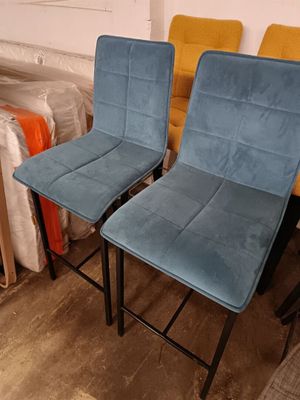 deux chaises bleues placées l'une à côté de l'autre dans une pièce