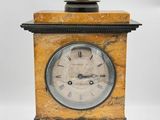une horloge posée sur une table