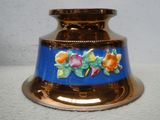 un vase bleu orné de fleurs peintes, posé sur une table