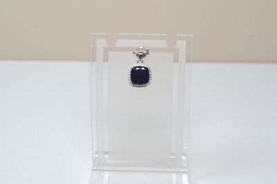 une bague sertie d'une pierre bleue, montée sur une monture transparente